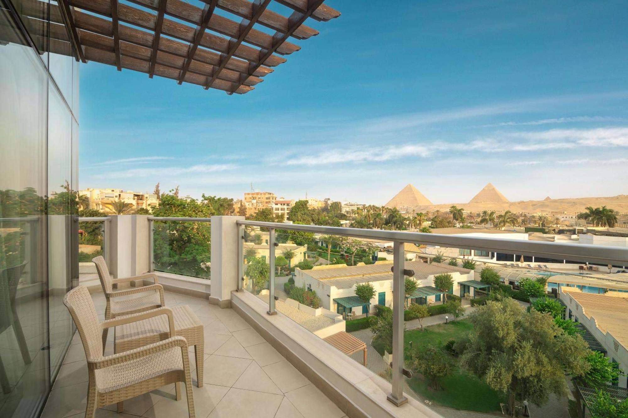מלון Al Kawm al Akhdar Steigenberger Pyramids Cairo מראה חיצוני תמונה View of the pyramids from the hotel