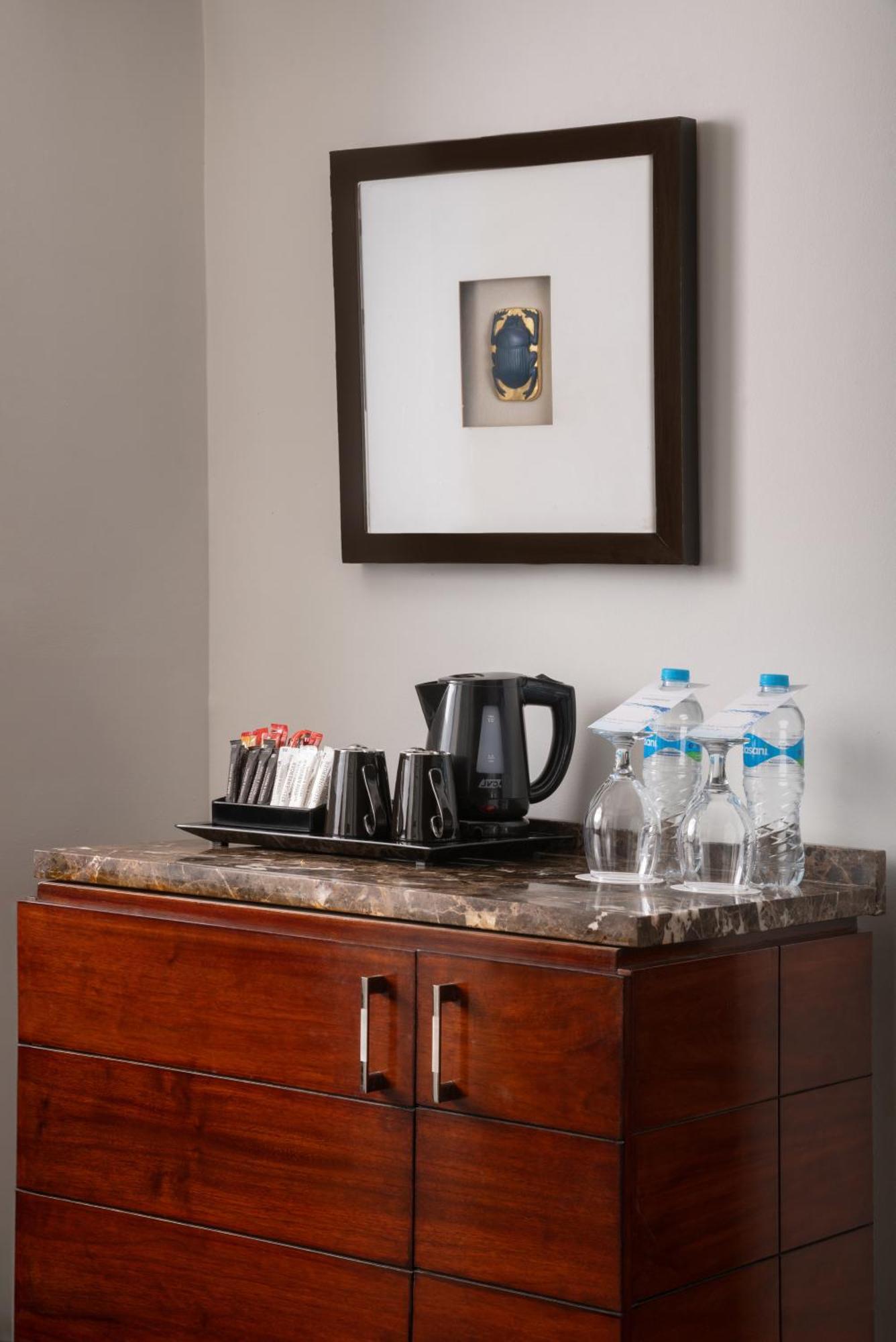 מלון Al Kawm al Akhdar Steigenberger Pyramids Cairo מראה חיצוני תמונה A kettle in a hotel room